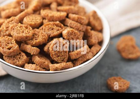 Nahaufnahme von gebackenen Roggencroutons auf einer Keramikschale Stockfoto