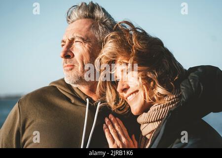Reifes Paar genießt im Urlaub am sonnigen Tag Stockfoto