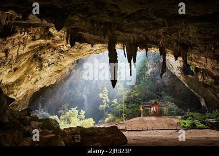 Tempel in der Phraya Nakhon Höhle im Khao Sam ROI Yot Nationalpark, Hua hin, Thailand Stockfoto