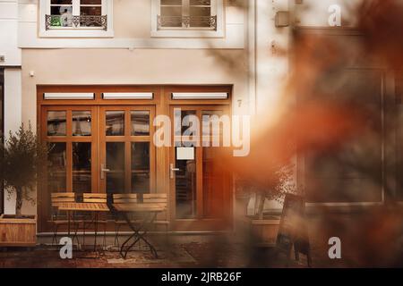 Leere Stühle und Tische im freien café Stockfoto