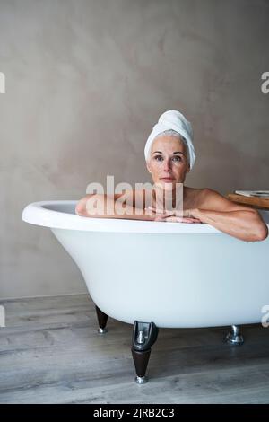 Reife Frau in der Badewanne entspannen Stockfoto