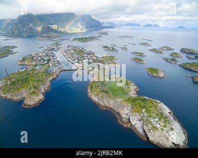 Henningsvaer - Fischerdorf in Lofoten, Norwegen, berühmt für seinen wunderschön gelegenen Fußballplatz Stockfoto