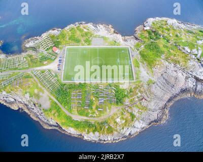 Henningsvaer - Fischerdorf in Lofoten, Norwegen, berühmt für seinen wunderschön gelegenen Fußballplatz Stockfoto