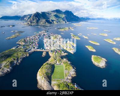 Henningsvaer - Fischerdorf in Lofoten, Norwegen, berühmt für seinen wunderschön gelegenen Fußballplatz Stockfoto