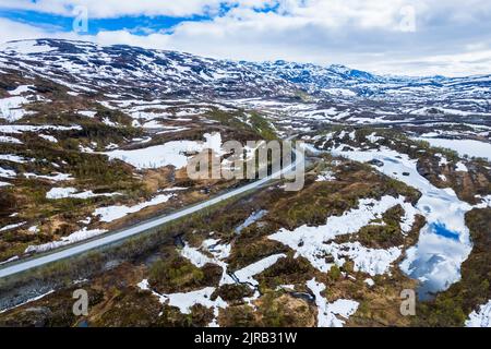 Norwegen, Nordland, Drohne Blick auf die Europäische Route E10, die sich durch die Store Haugfjell Range erstreckt Stockfoto