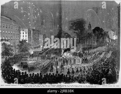 Große Fackelzug der hellwach-Clubs in der Stadt New York, 3.. Oktober 1860 - die zweite Abteilung der Prozession, die ein Bauernhaus mit den Worten "Onkel Sam hat Land genug, um uns jeden eine Farm zu geben" einberuft, um den Park herum und hinauf durch den Rathausplatz. 19.. Jahrhundert Illustration aus Frank Leslie's Illustrated Newspaper Stockfoto