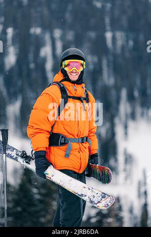 Lächelnder Mann mit Skibrille im Winter Stockfoto