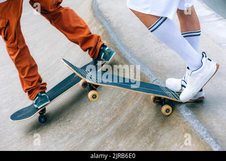 Freunde mit Skateboards im Skatepark Stockfoto