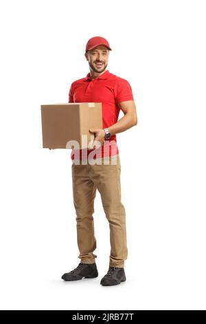 Lächelnder Kurier hält einen Karton isoliert auf weißem Hintergrund Stockfoto