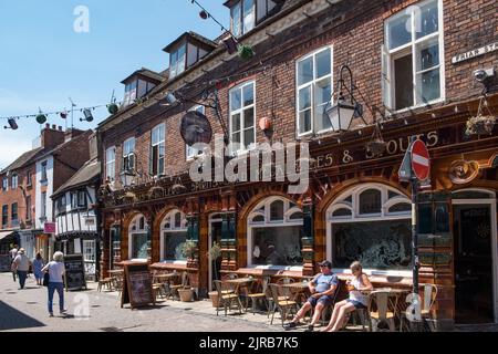 Kunden, die vor dem Eagle Vaults Pub in der Friar Street, Worcester, Großbritannien, sitzen Stockfoto