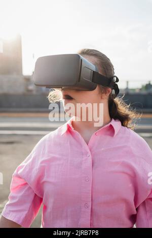 Teenager Mädchen mit Virtual Reality-Simulator Stockfoto