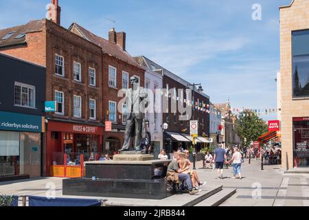 Geschäfte und Einkäufer in High Street, worcester, Großbritannien Stockfoto