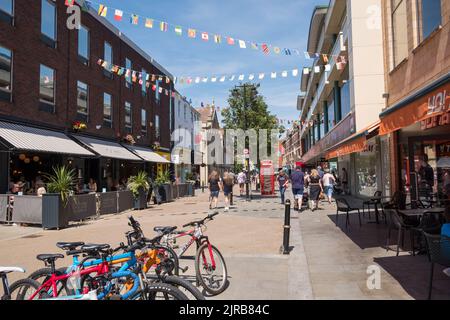 Geschäfte und Einkäufer in High Street, worcester, Großbritannien Stockfoto