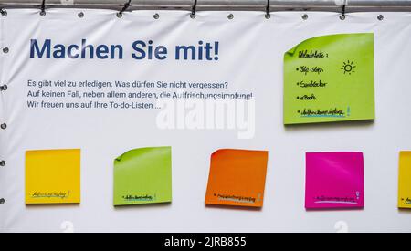 München, Bayern, Deutschland. 23. August 2022. Unter dem Motto „Na sicher“ startete der bayerische Gesundheitsminister Klaus Holetschek die neue Kommunikationskampagne „Coronavirus/Covid-19“. Durch diese Kampagne informiert das Ministerium über den kommenden Herbst und Winter sowie über die Auffrischungsimpfung durch Coronaviren. Neben Ministerin Holetschek traten Beatrix Zurek vom Gesundheitsamt der Stadt München sowie die berühmte Virologe Professorin Ulrike Protzer von der TU München auf. (Bild: © Sachelle Babbar/ZUMA Press Wire) Stockfoto