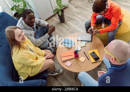 Kollegen aus der Wirtschaft diskutieren im Büro Stockfoto
