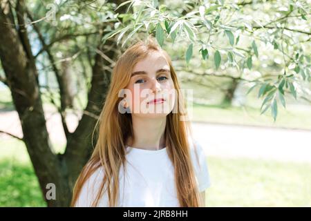 Teenager-Mädchen mit blonden Haaren im Park Stockfoto