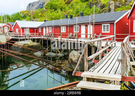 Norwegen, Nordland, Nusfjord, Stelzhäuser im Fischerdorf Stockfoto