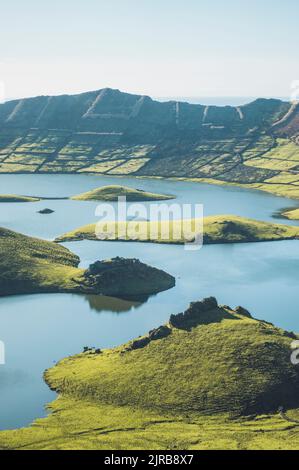 Blick auf Berge und See an sonnigen Tagen auf Corvo Island, Azoren, Portugal Stockfoto