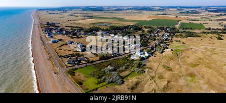 Luftaufnahme des Sandwich Bay Estate, Kent, mit Blick auf einen Deal. Stockfoto