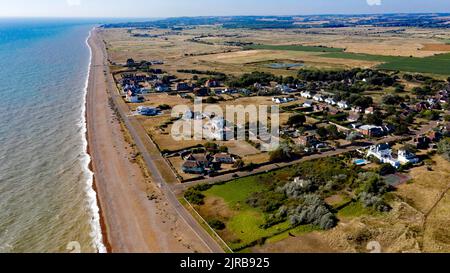 Luftaufnahme des Sandwich Bay Estate, Kent, mit Blick auf den Deal. Stockfoto