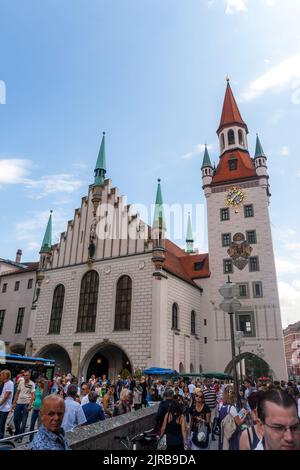 Altes Rathaus oder das Alte Rathaus aus dem 14.. Jahrhundert am Marienplatz. Besucher und Reisende. München, Bayern, Deutschland - SEP 2018 Stockfoto