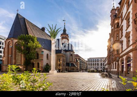 Deutschland, Sachsen, Leipzig, Nikolaikirchhof mit Nikolaikirche und Nikolaisaule im Hintergrund Stockfoto