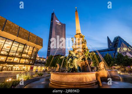 Deutschland, Sachsen, Leipzig, Mendebrunnen in der Abenddämmerung mit City-Hochhaus, Gewandhaus und Paulinum im Hintergrund Stockfoto