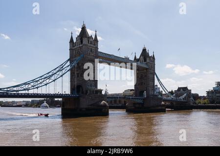 Tower Bridge über die Themse an sonnigen Tagen, London, England Stockfoto