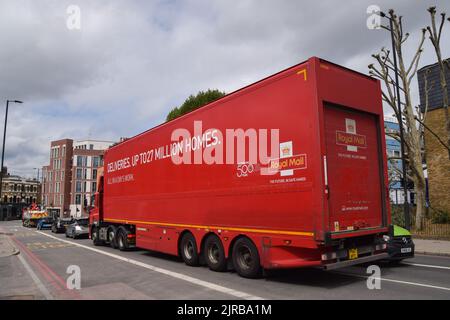 London, Großbritannien. 23. August 2022. Ein Royal Mail Truck im Zentrum von London. Mitarbeiter von Royal Mail werden am Freitag, dem 26.. August, ihre Streiks zusammen mit Postarbeitern beginnen. (Foto: Vuk Valcic/SOPA Images/Sipa USA) Quelle: SIPA USA/Alamy Live News Stockfoto