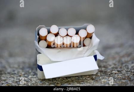 Packung Zigaretten Nahaufnahme auf einem konkreten Hintergrund. Stockfoto