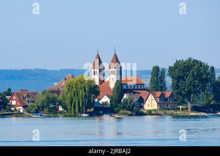 Deutschland, Baden-Württemberg, Reichenau, Bodensee mit Basilika der Heiligen Peter und Paul im Hintergrund Stockfoto