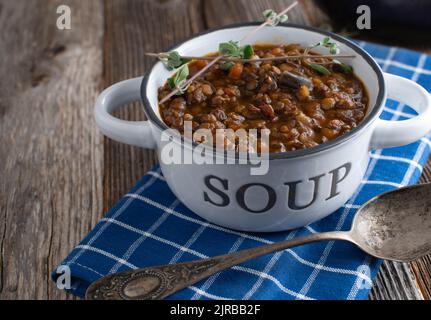 Vegane Suppe mit Linsen, Auberginen und Gemüse in einer Schüssel Stockfoto