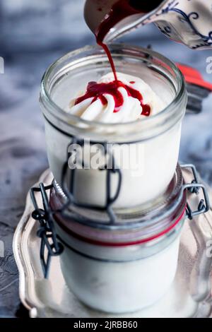 Himbeer-Belag mit hausgemachtem gefrorenem Joghurt Stockfoto