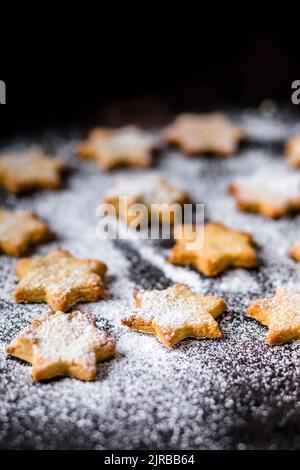 Studioaufnahme von sternförmigen Plätzchen mit Puderzucker Stockfoto