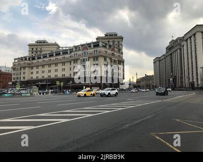 Eine Luftaufnahme oder Autos fahren auf der Straße von Gebäuden in Moskau umgeben Stockfoto