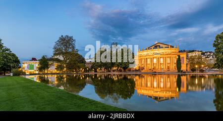 Deutschland, Baden-Württemberg, Stuttgart, Panoramablick auf den Schlossgarten in der Abenddämmerung mit Staatstheater Stuttgart im Hintergrund Stockfoto