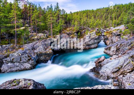 Norwegen, Innlandet, Langzeitbelichtung des Flusses Sjoa, der durch die Ridderspranget-Schlucht im Jotunheimen-Nationalpark fließt Stockfoto