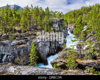 Norwegen, Innlandet, Langzeitbelichtung des Flusses Sjoa, der durch die Ridderspranget-Schlucht im Jotunheimen-Nationalpark fließt Stockfoto