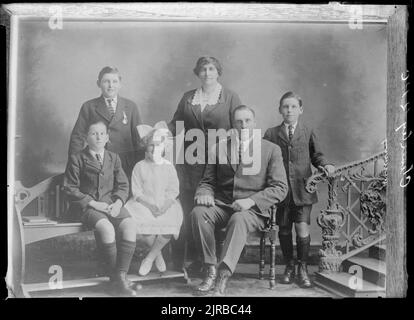 Kopie eines Porträts einer Familiengruppe, geschickt eingeschrieben, um 1920, Wellington, von Berry & Co Stockfoto