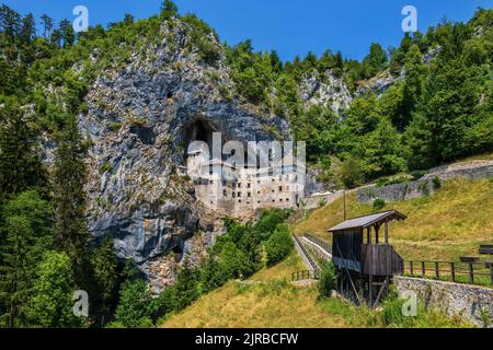 Slowenien, Predjama, Schloss Predjama und die umliegende Landschaft Stockfoto