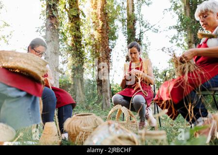 Handwerker arbeiten mit Esparto Gras im Garten Stockfoto
