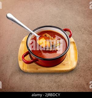 Ungarische Gulaschsuppe mit Paprika. Traditionelles ungarisches Gericht. Hausgemachtes Abendessen. Stockfoto