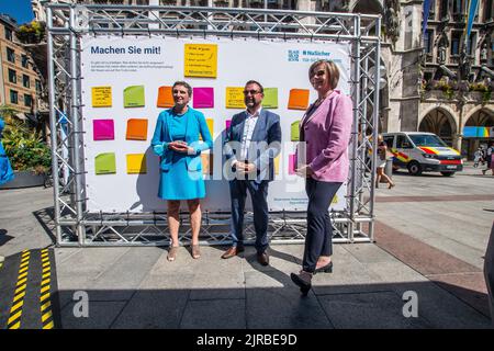 München, Bayern, Deutschland. 23. August 2022. Unter dem Motto „Na sicher“ startete der bayerische Gesundheitsminister Klaus Holetschek die neue Kommunikationskampagne „Coronavirus/Covid-19“. Durch diese Kampagne informiert das Ministerium über den kommenden Herbst und Winter sowie über die Auffrischungsimpfung durch Coronaviren. Neben Ministerin Holetschek traten Beatrix Zurek vom Gesundheitsamt der Stadt München sowie die berühmte Virologe Professorin Ulrike Protzer von der TU München auf. (Bild: © Sachelle Babbar/ZUMA Press Wire) Stockfoto