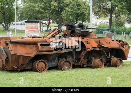 Danzig, Polen. 23. August 2022. Danzig, Polen. August 23. 2022. Der sowjetisch entworfene BTR-82A 8×8 fahrbare amphibische Panzerpanzer wird heute in der zerstörten russischen Militärausrüstung gezeigt. Die Ausstellung zeigt die russische Ausrüstung, die von ukrainischen Soldaten während der russischen Invasion in der Ukraine 2022 zerstört wurde.Quelle: Wojciech Strozyk/Alamy Live News Stockfoto