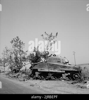 Ein Vintage-Foto um den 1943. September von einem ausgemerkten amerikanischen M4 Sherman-Panzer neben einer zerstörten deutschen Flak 88mm Panzerabwehrartillerie-Kanone während der alliierten Invasion in Sizilien, die Operation Husky während des Zweiten Weltkriegs genannt wurde Stockfoto