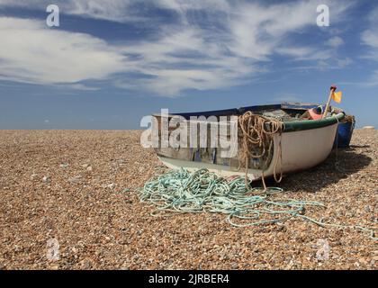 Fischerboot am Strand von Cley, Norfolk Stockfoto