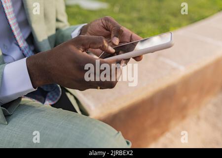Hände eines Geschäftsmannes mit Smartphone Stockfoto