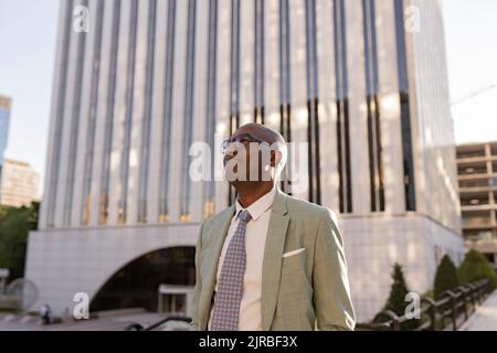 Reifer Geschäftsmann mit Brillen im Finanzdistrikt Stockfoto