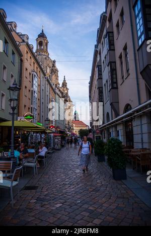 Dresden, Deutschland-August 17,2022: Blick auf eine Straße in der Dresdner Innenstadt mit der Frauenkirche im Hintergrund. Stockfoto