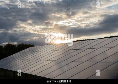 Sonnenkollektoren unter bewölktem Himmel Stockfoto